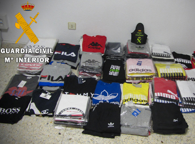 Noticia de Almería 24h: La Guardia Civil investiga a una persona por vender ropa falsificada de diferentes marcas