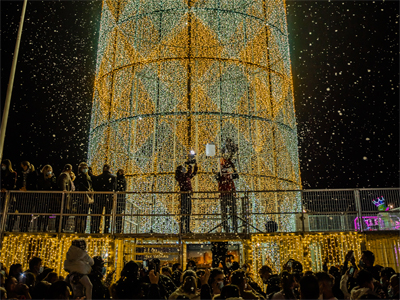 Roquetas de Mar da la bienvenida a la Navidad con el tradicional encendido en el Parque de Los Bajos