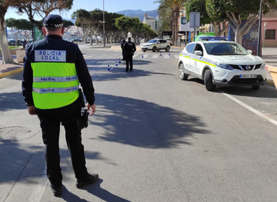 Noticia de Almería 24h: La Policía Local de Adra evita que un presunto pirómano cause daños en viviendas e invernaderos de La Curva