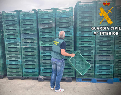 Noticia de Almería 24h: La Guardia Civil detiene a dos personas que robaron 500 cajas de envasado de productos hortofrutícolas en Pechina