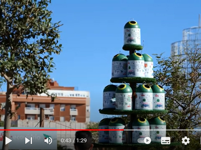 Noticia de Almera 24h: Un rbol de Navidad de 4 metros de altura formado por 50 minigls se instala en el Parque de Los Bajos