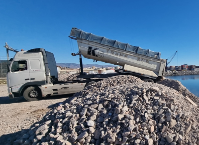 Noticia de Almería 24h: El Puerto de Almería rellena la Piscina con los residuos de las casetas de pescadores demolidas