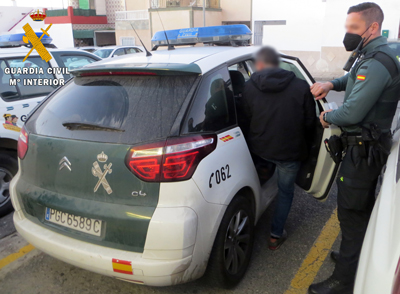 Noticia de Almería 24h: Detenido en Campohermoso el ladrón que se disfrazaba de magrebí para cometer sus delitos