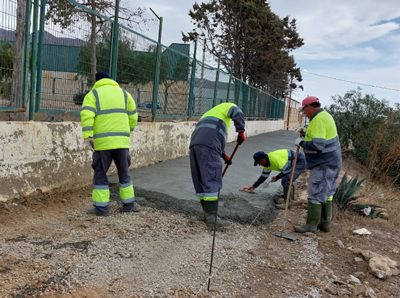 Noticia de Almería 24h: La zona de paso del colegio de La Curva de Adra, más seguro y accesible tras su pavimentado con hormigón