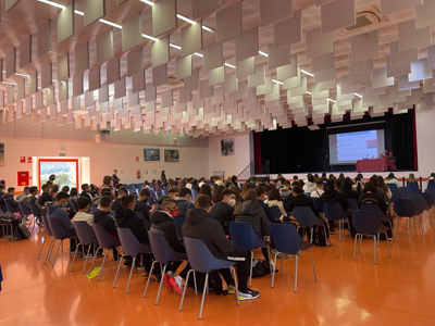 El Teatro Multiusos de Hurcal de Almera acoge una charla sobre asperger para 150 alumnos del instituto