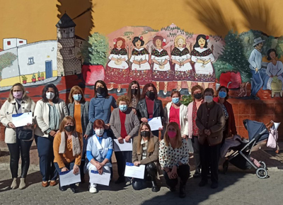 Mujeres de Hucija pintan un mural con tradiciones del pueblo en los Talleres ‘Carmen de Burgos’ de Diputacin