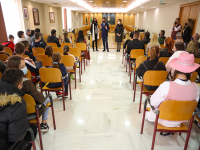 El alcalde recibe a profesores y alumnos del programa EramusPlus del SEK de Alborán