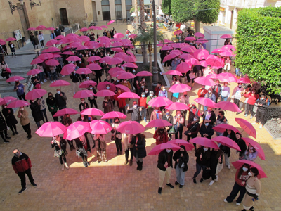 Vera vive el 8M con una gran concentración en la Plaza Mayor teñida de rosa con los paraguas conmemorativos 