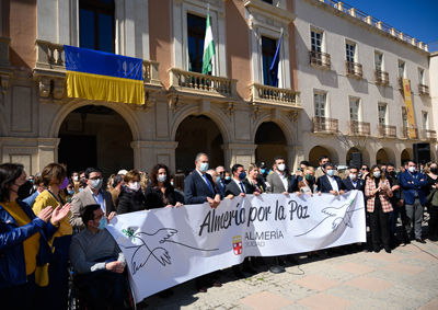 Noticia de Almera 24h: 400 personas guardan cinco minutos de silencio en la Plaza Vieja de Almera para pedir por la paz, la libertad y la democracia en Ucrania 