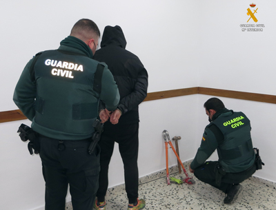 Noticia de Almería 24h: La Guardia Civil detiene a 5 personas por el robo de 5900 metros de cable de cobre en Zurgena y Cantoria