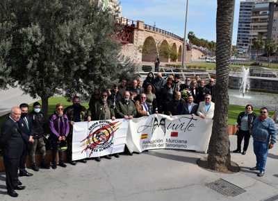Noticia de Almera 24h: Ms de 150 motos en la concentracin por las Vctimas del Terrorismo en el Monolito de Almera