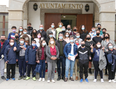 Noticia de Almería 24h: Manuel Cortés entrega el diploma acreditativo a estudiantes del IES Abdera por ‘Jóvenes capacitados’