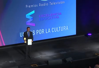 Candil Radio recibe el premio a la mejor emisora local de Espaa de la Academia de Radio y Televisin
