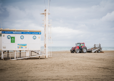 Amat comprueba el inicio de los trabajos de reposición de arena en las playas de Roquetas de Mar 
