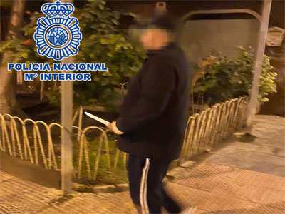 Noticia de Almería 24h: La Policía Nacional detiene a un hombre que cometió un robo esgrimiendo un cuchillo de grandes dimensiones