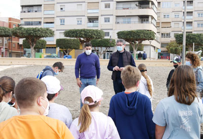 Noticia de Almería 24h: Manuel Cortés acompaña a estudiantes del CEIP Abdera en una jornada de concienciación medioambiental