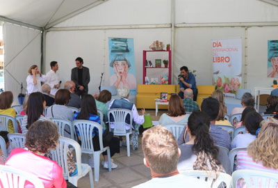 Noticia de Almería 24h: Juan del Val protagoniza un encuentro literario con sus lectores en la Feria del Libro de El Ejido y presenta su última obra ‘Delparaíso’