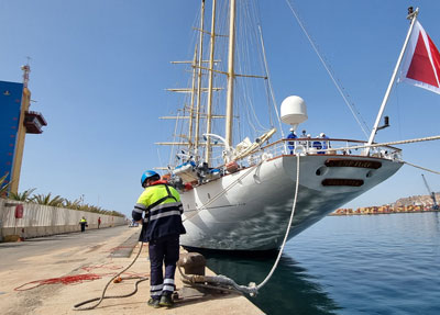 Turistas europeos, americanos y australianos del crucero ‘StarFlyer’ desembarcan en Almera