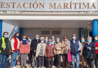 Un grupo de personas mayores visita el Puerto de Almera con la Cruz Roja
