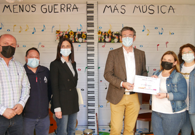 Manuel Cortés entrega los premios a los centros escolares ganadores del concurso de Cruces de Mayo 