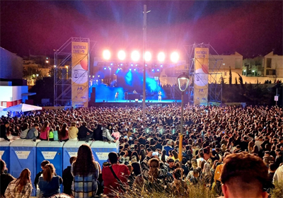Las fiestas de Hurcal de Almera se viven a lo grande: ms de 10.000 personas en el desfile de carrozas y los conciertos de RVFV y Rid3r