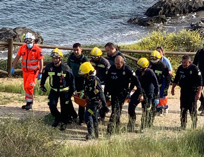 Noticia de Almería 24h: Rescatan en Villaricos a una pareja que cayó por un acantilado al intentar hacerse un “selfie”