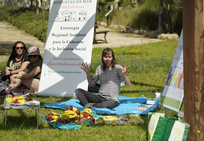 La escritora, Cristina Tbar, imparte un taller a los usuarios del proyecto Escuela de Familias de Roquetas de Mar