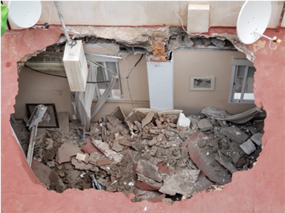 Noticia de Almería 24h: Desalojan un edificio de tres plantas en El Tagarete, tras desprenderse el techo de una de las viviendas superiores 