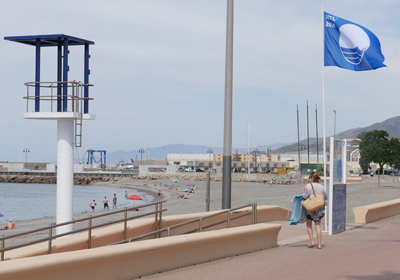 Cuatro playas de Adra ondearn este verano Banderas Azules, que certifican su calidad, seguridad y accesibilidad