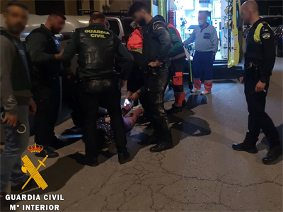 Noticia de Almería 24h: La Guardia Civil logra reducir a una mujer que cuchillo en mano amenazaba con matar a dos familiares