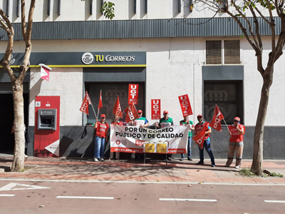Noticia de Almería 24h: CCOO y UGT realizan una acampada ante las Puertas de la Oficina Principal de Correos bajo el lema “SALVEMOS EL SERVICIO POSTAL” 
