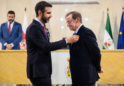 Noticia de Almería 24h: El alcalde impone el Escudo de Oro al científico y doctor en Física Rodolfo Miranda, “eminencia en nanotecnología”