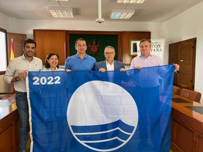 Mojcar recibe oficialmente sus seis banderas azules de manos de los responsables de la Consejera de Turismo