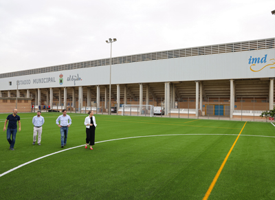 Casi 900.000 euros para el nuevo césped artificial y equipamiento deportivo en los campos de fútbol de Santa María del Águila, Las Norias y anexo de Santo Domingo