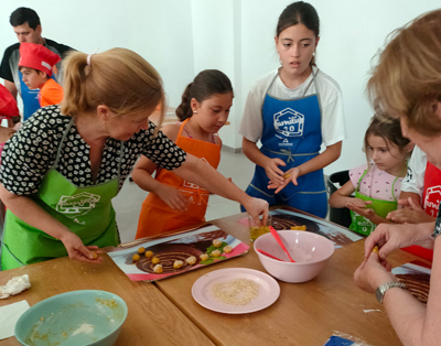 Las familias almerienses aprenden repostería tradicional de la mano de Diputación
