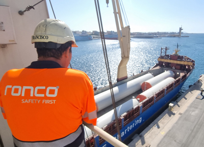 Un buque carga en el Puerto de Almería grandes piezas para un parque eólico en el Sáhara