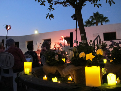 Magia y emocin en la primera noche de poesa a la luz de las velas de Vera