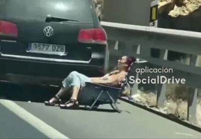 Noticia de Almería 24h: Se le avería el coche en la autovía A-7 y aprovecha para tomar el sol sin chaleco reflectante y sin señalizar el vehículo