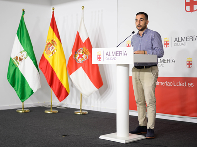 Noticia de Almería 24h: Carlos Sánchez lamenta que un gobierno “frívolo” en sus decisiones “juegue” con la economía familiar y comercial 