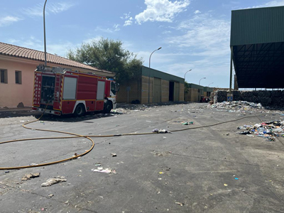 Cobos se rene con vecinos y trabajadores de la Planta de Reciclaje para informarles del incendio y transmitirles un mensaje de tranquilidad