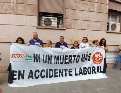 Noticia de Almería 24h: UGT y CCOO se concentran para exigir que se tomen medidas urgentes contra los accidentes laborales