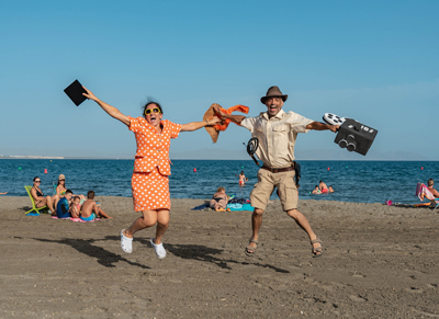 Misin cumplida de ‘Indalecio Jones’ en su campaa a favor del reciclaje de residuos en las playas de Almera