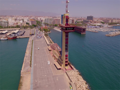 Un polica portuario rescata del agua a una nia que se precipit de un ferri en el Puerto de Almera