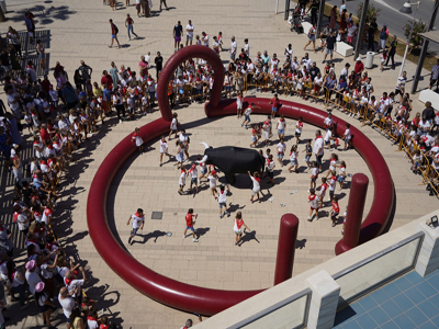 Nios y mayores disfrutan del XV Encierro de San Nicols de Tolentino en el ltimo da de Feria en Adra