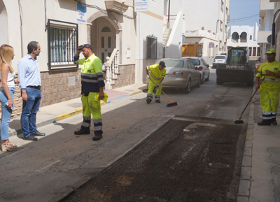 El Ayuntamiento de Carboneras inicia un plan especial de bacheo y asfaltado de 50 calles del municipio