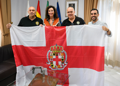 Noticia de Almería 24h: La alcaldesa entrega una bandera de Almería al colectivo IPA de Policía y Guardia Civil, que desfilará en Nueva York por el Día de la Hispanidad
