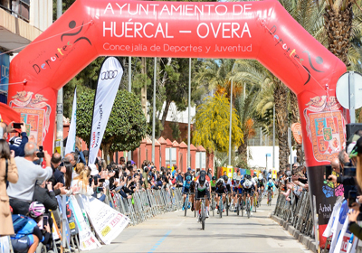 La caravana del Campeonato de España Máster de ciclismo comienza a llegar a Huércal-Overa