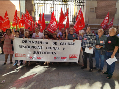 Noticia de Almería 24h: UGT y CCOO Almería se concentran por el día internacional de las Personas de Edad