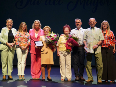 Los mayores de Berja celebran su día con una verbena en la Plaza del Teatro
