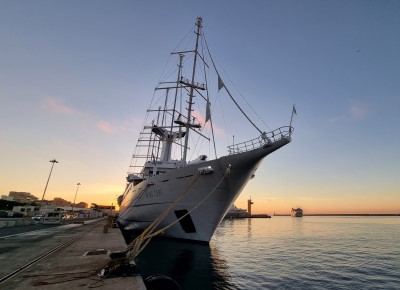 El velero ‘Wind Surf’ cierra la temporada de cruceros en Almería